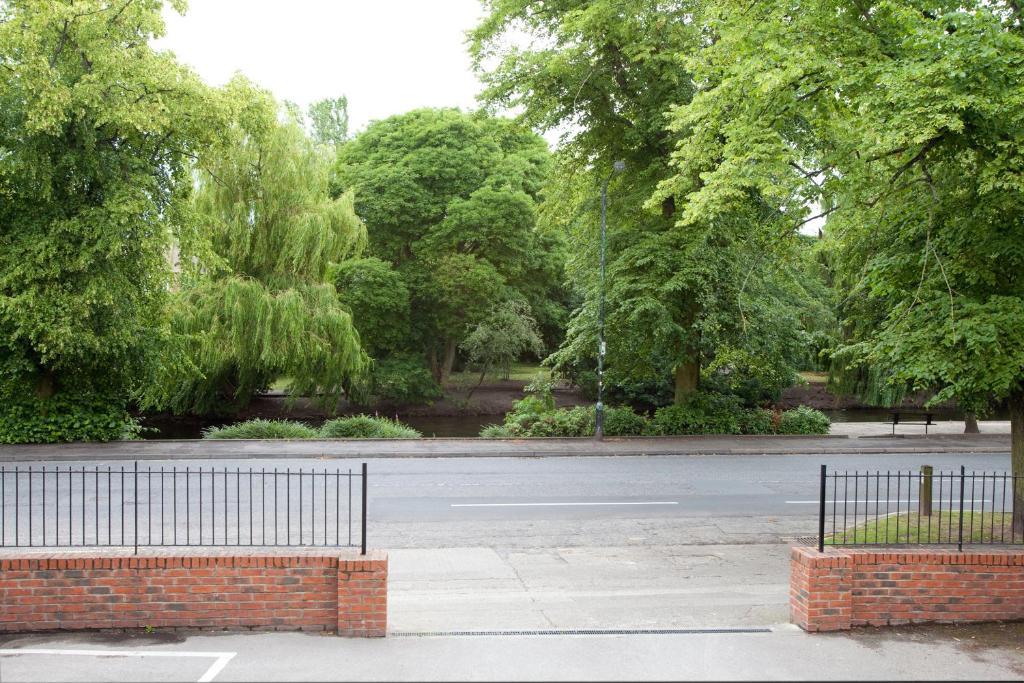 Riverbank View Three Bedroom Apartment With Free Parking York Chambre photo
