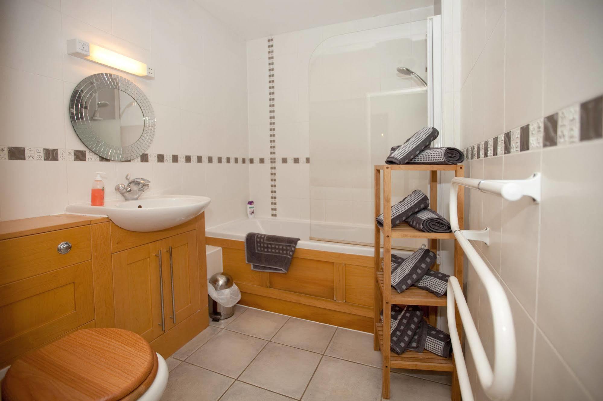 Riverbank View Three Bedroom Apartment With Free Parking York Extérieur photo